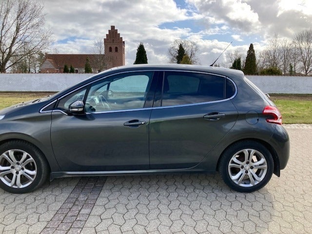 Peugeot 208 1,2 VTi Allure Sky 5d