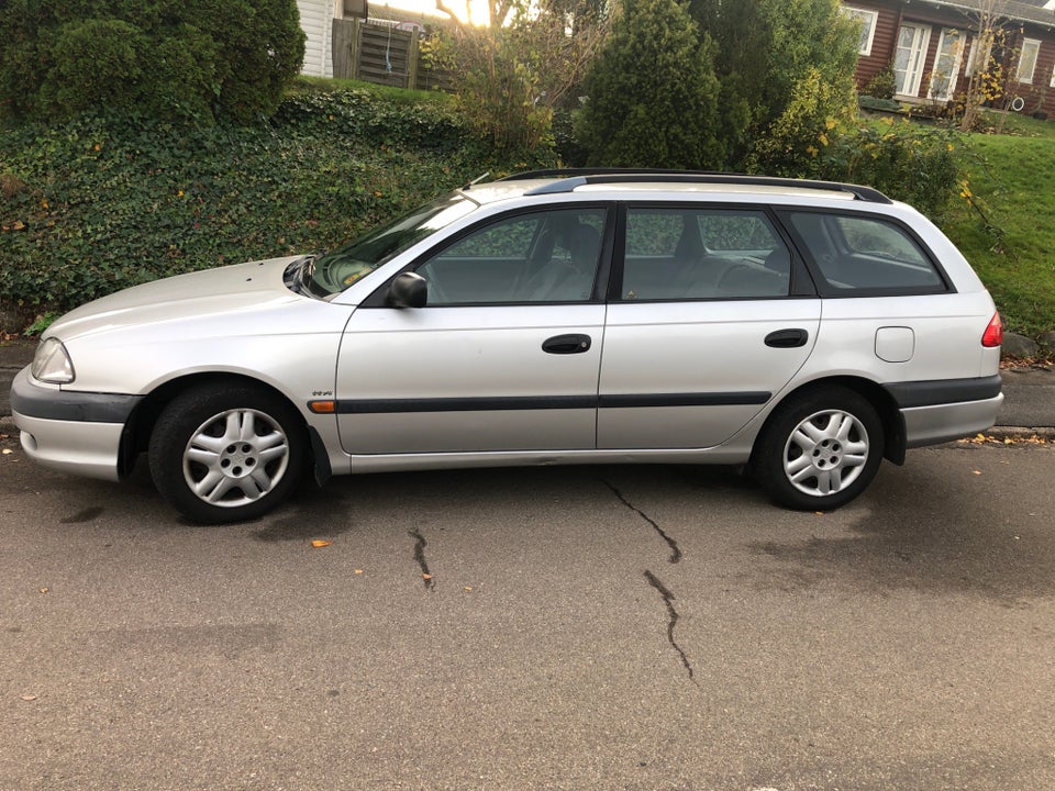 Toyota Avensis 1,8 VVT-i Sol stc. 5d