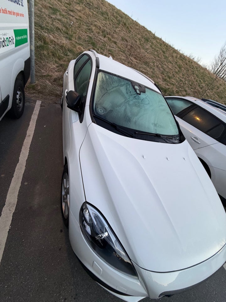 Volvo V40 CC 2,0 D3 150 Momentum 5d