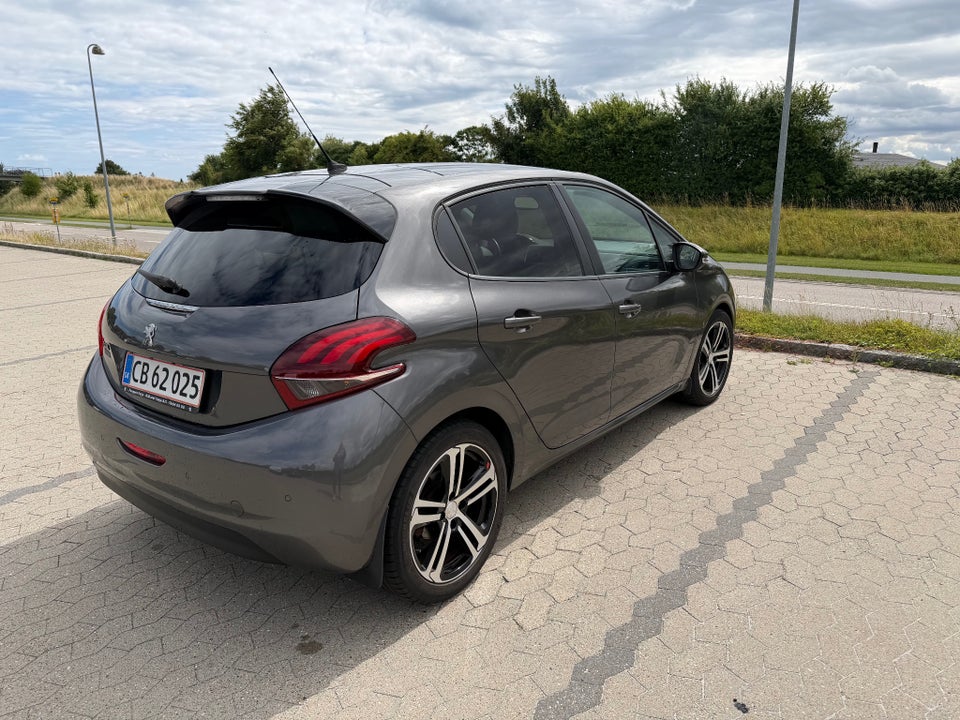Peugeot 208 1,5 BlueHDi 100 Signature Sky 5d