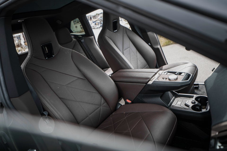 BMW iX xDrive40 Fully Charged Sport 5d