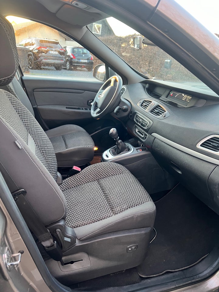 Renault Grand Scenic III 1,6 16V Expression 7prs 5d