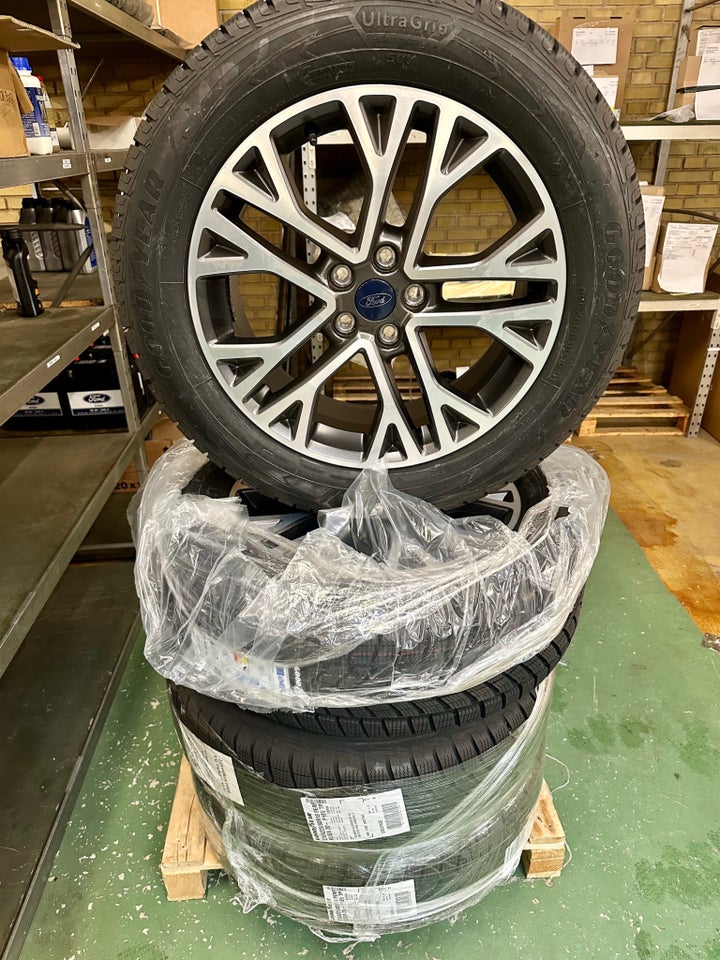 Ford Kuga 2,5 PHEV Vignale CVT 5d