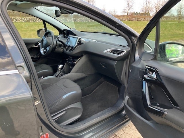 Peugeot 208 1,2 VTi Allure Sky 5d