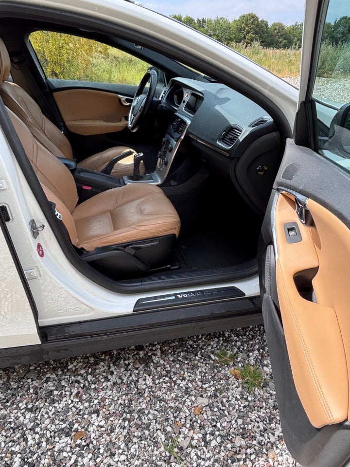 Volvo V40 CC 2,0 T3 152 Momentum 5d