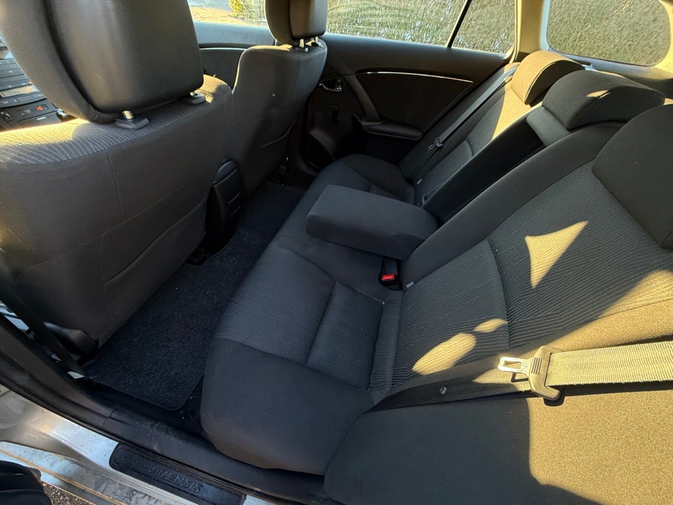 Toyota Avensis 1,6 VVT-i TX stc. 5d