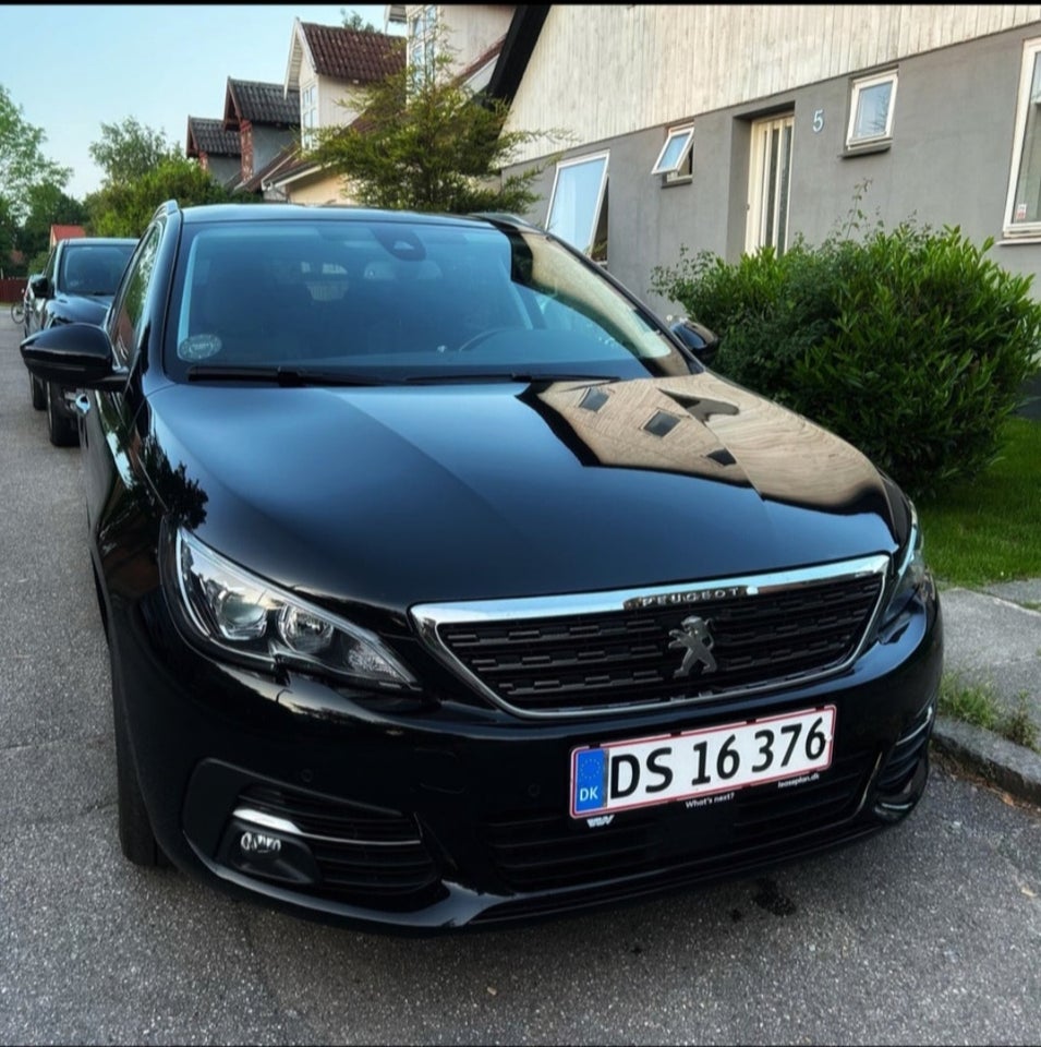 Peugeot 308 1,5 BlueHDi 130 Selection Sky 5d