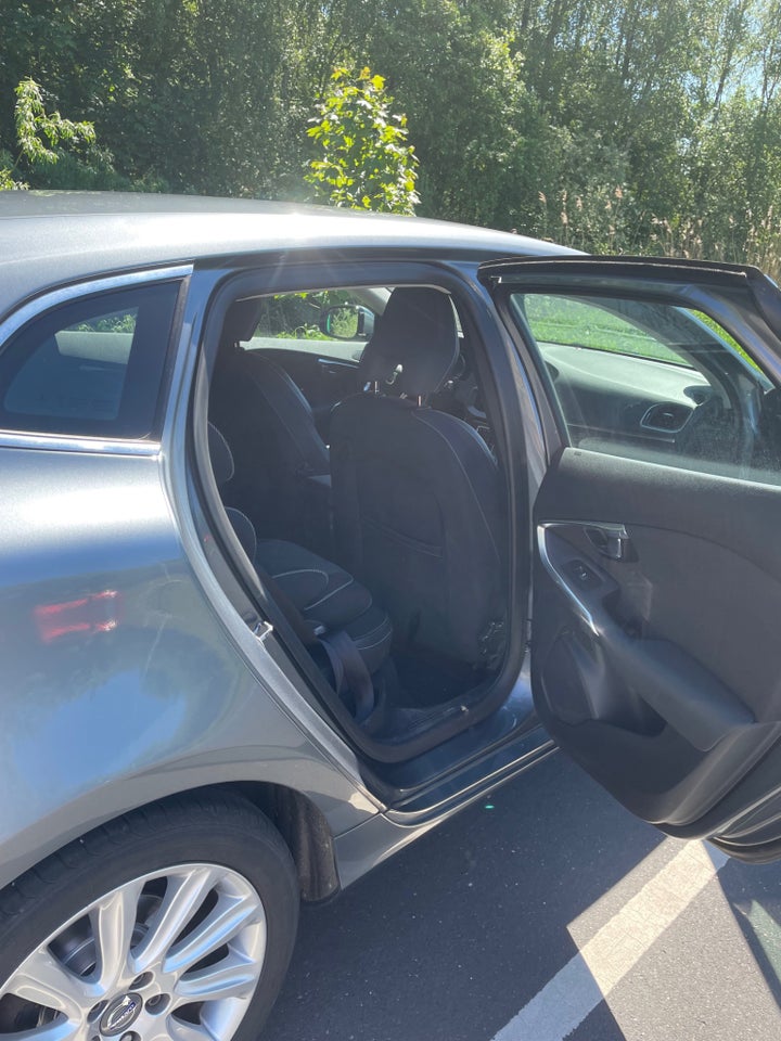 Volvo V40 1,6 D2 115 Momentum 5d