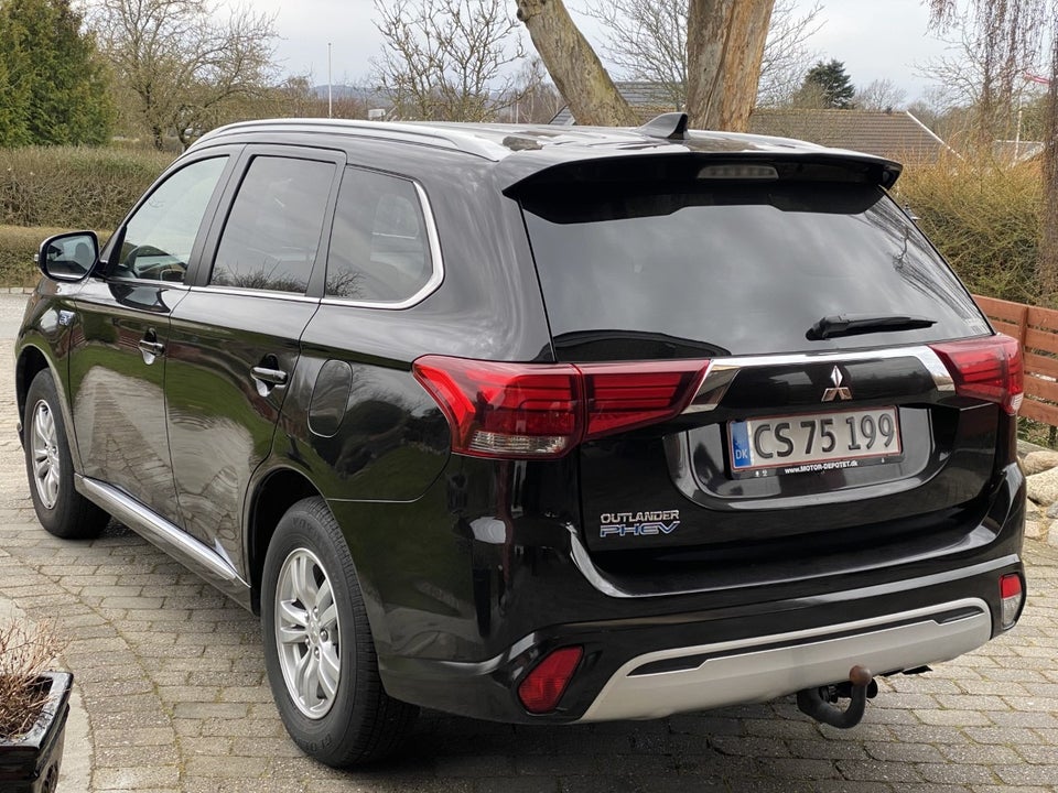 Mitsubishi Outlander 2,4 PHEV Invite+ CVT 4WD 5d