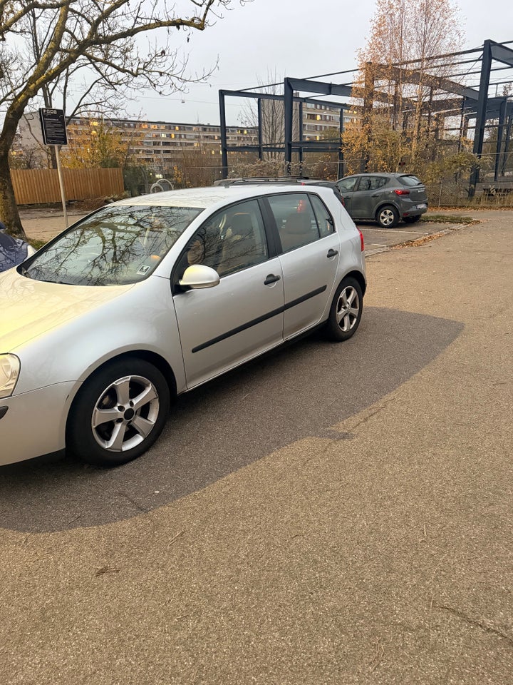 VW Golf V 1,6 FSi Tiptr. 5d