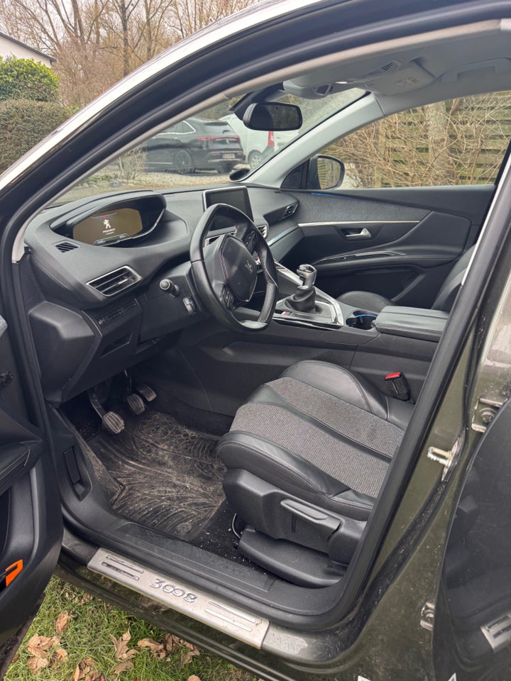 Peugeot 3008 1,2 e-THP 130 Allure 5d