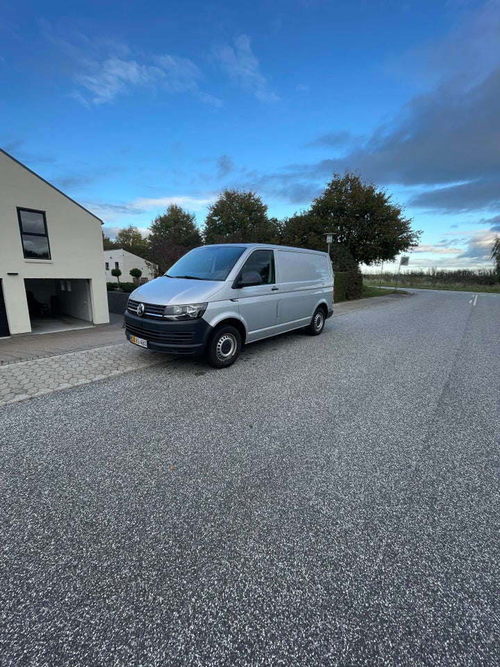 VW Transporter 2,0 TDi 140 Kassevogn kort