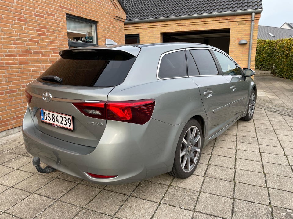 Toyota Avensis 1,8 VVT-i T2 Premium Touring Sports 5d