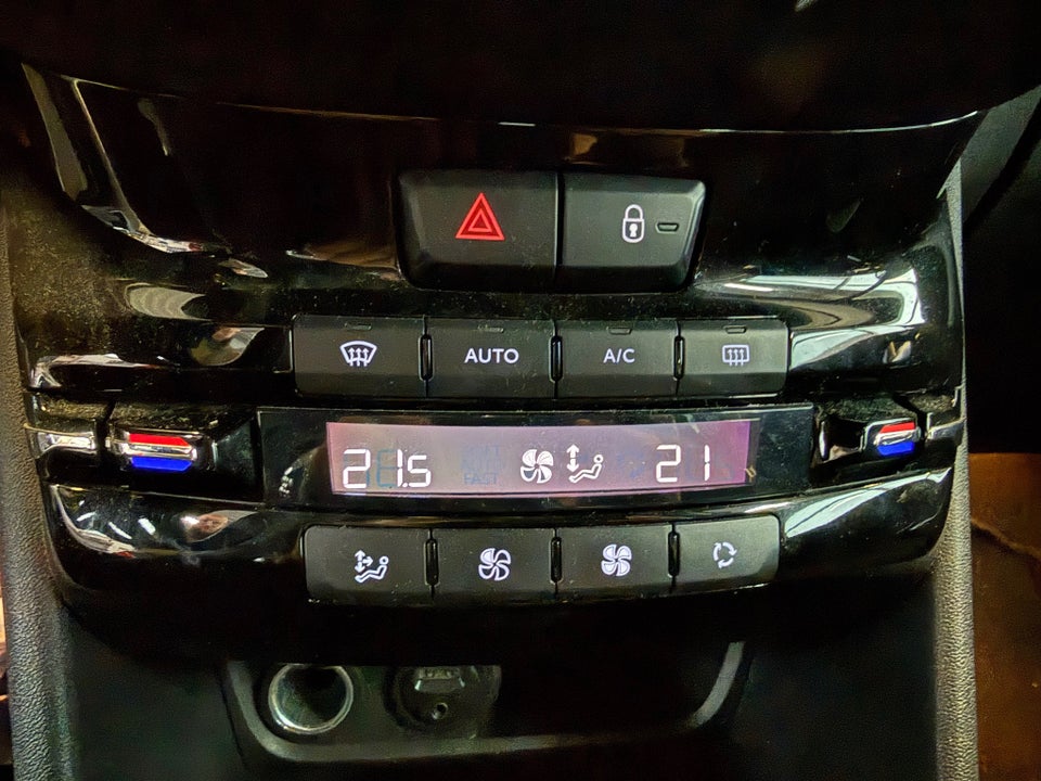 Peugeot 208 1,2 VTi Allure Sky 5d