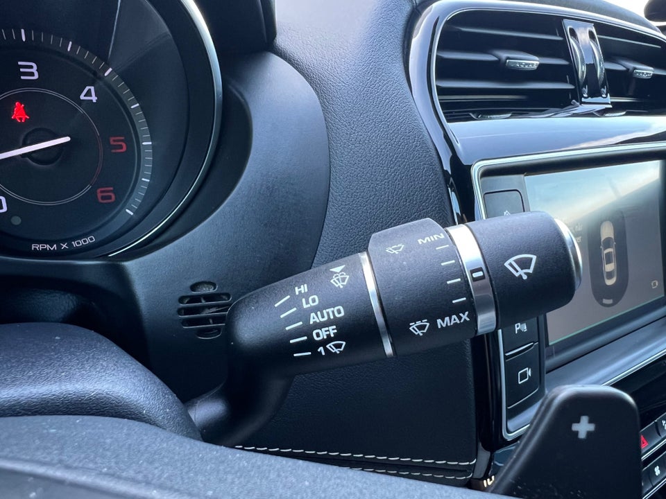 Jaguar XE 2,0 D180 R-Sport aut. 4d