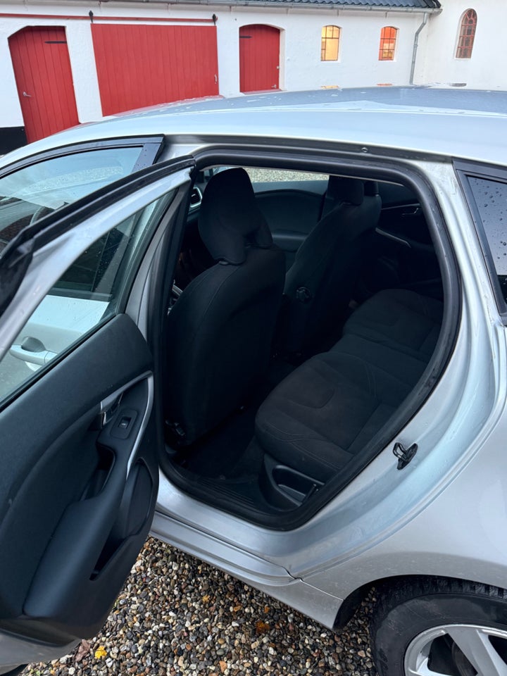 Volvo V40 2,0 D3 150 Momentum 5d