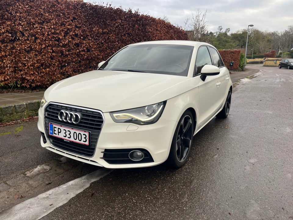 Audi A1 1,6 TDi 105 Attraction Sportback 5d