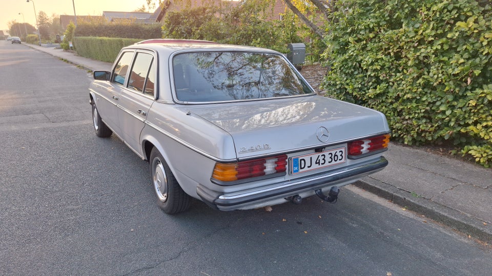 Mercedes 240 2,4 D aut. 4d