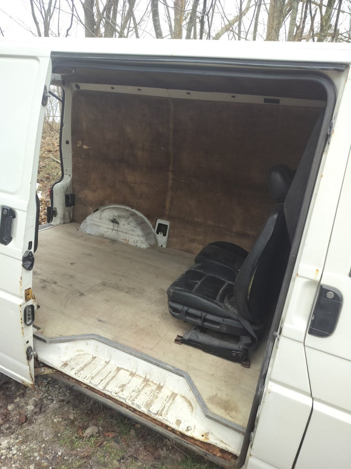 VW Transporter 2,4 D Kassevogn kort 4d