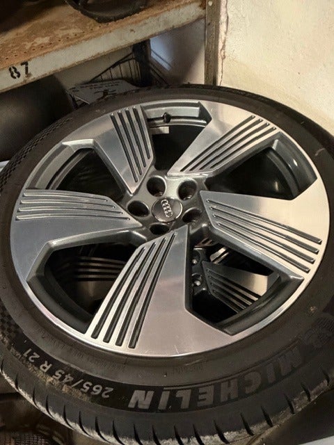 Audi e-tron 55 quattro 5d