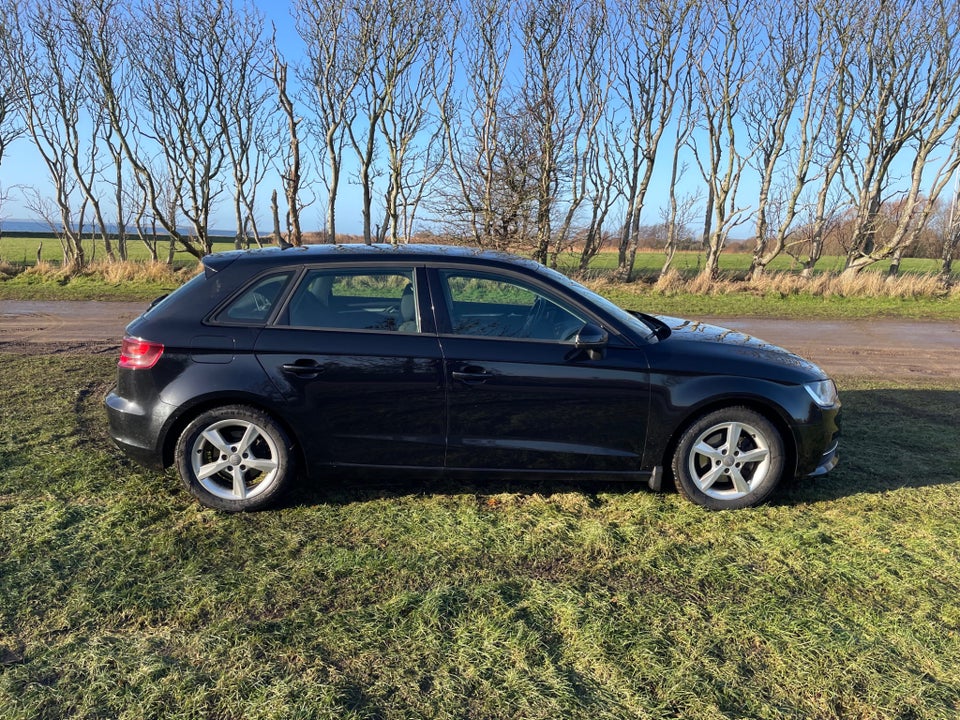Audi A3 1,6 TDi Attraction Sportback 5d