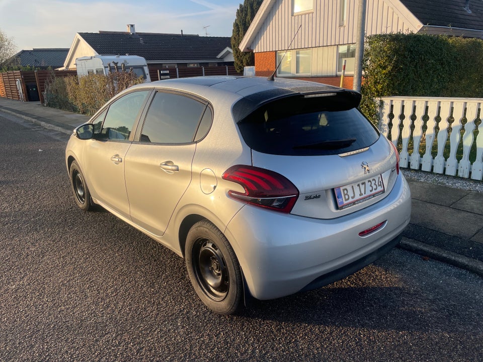 Peugeot 208 1,2 VTi 82 Chili Sky+ 5d