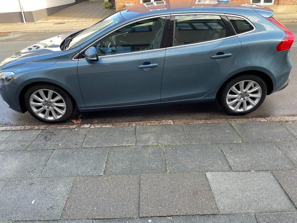 Volvo V40 1,6 D2 115 Summum 5d