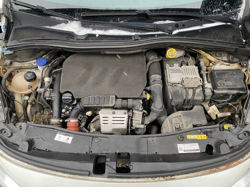 Peugeot 2008 1,2 e-THP 110 Selection Sky 5d