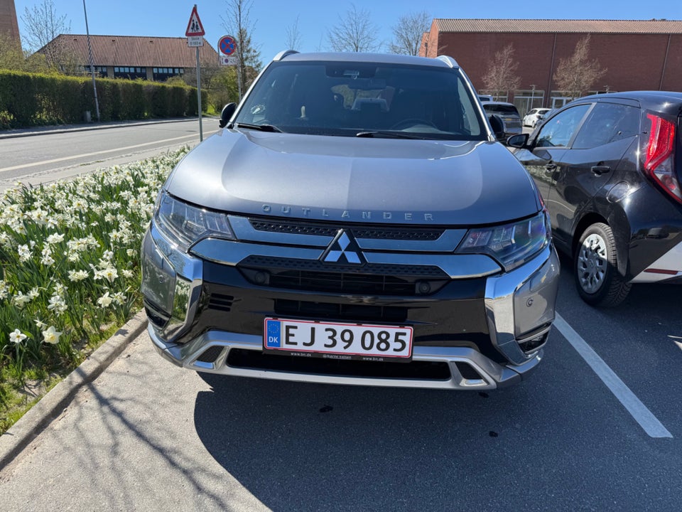 Mitsubishi Outlander 2,4 PHEV Instyle CVT 4WD 5d
