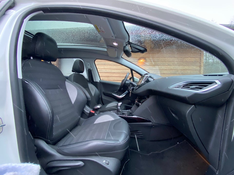 Peugeot 2008 1,2 e-THP 110 Selection Sky 5d