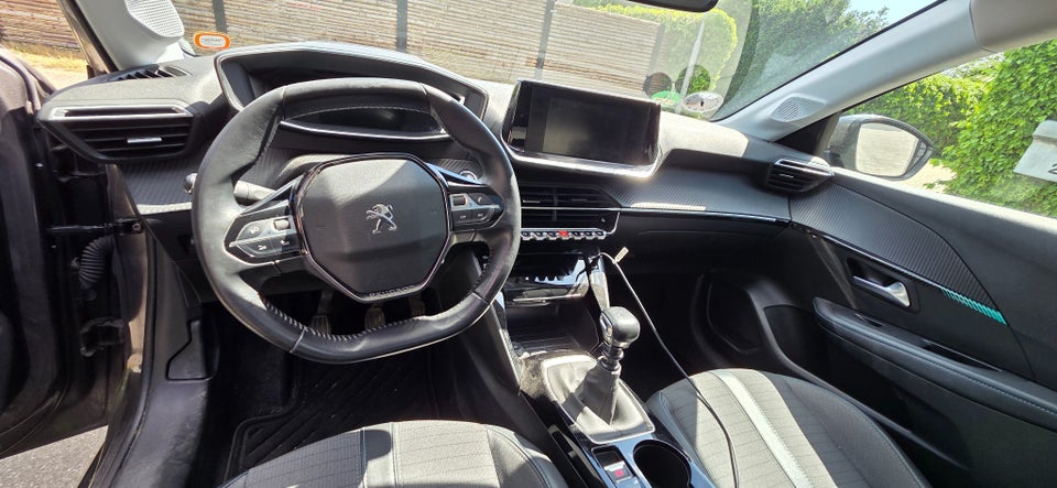 Peugeot 208 1,2 PureTech 100 Allure Sky 5d