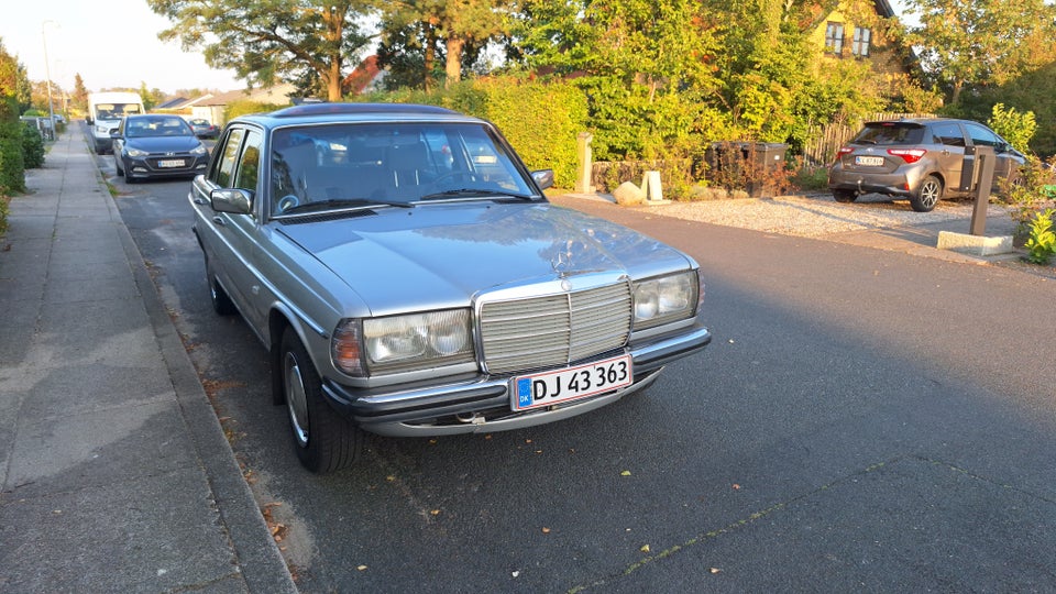 Mercedes 240 2,4 D aut. 4d