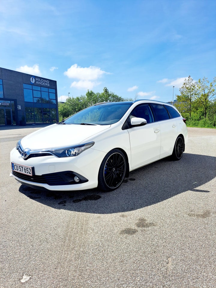 Toyota Auris 1,8 Hybrid H2 Premium Touring Sports CVT Skyview 5d