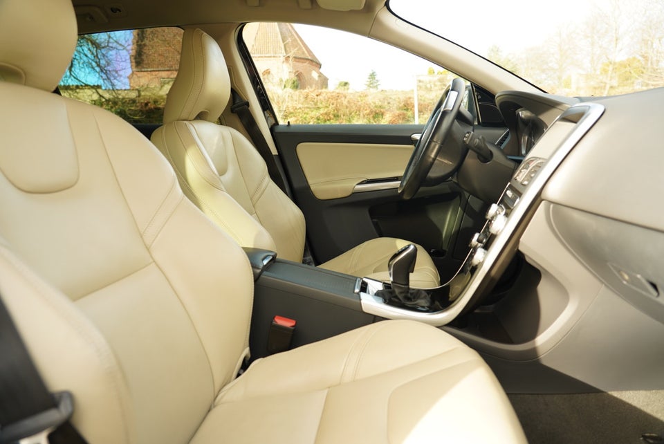 Volvo XC60 2,4 D5 220 Summum aut. AWD 5d