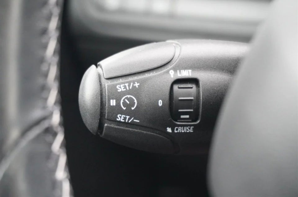 Peugeot 208 1,2 PureTech 82 Selection Sky 5d