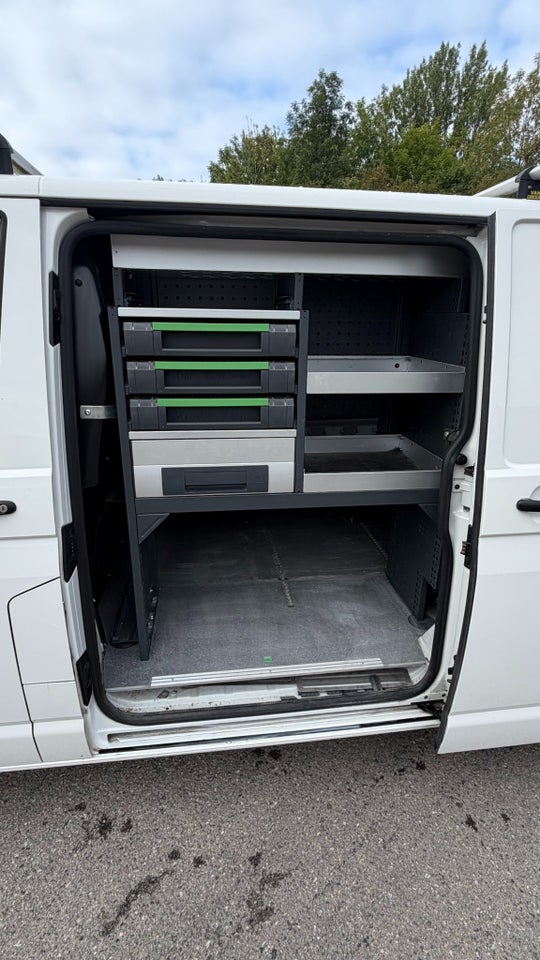 VW Transporter 2,0 TDi 102 Kassevogn lang