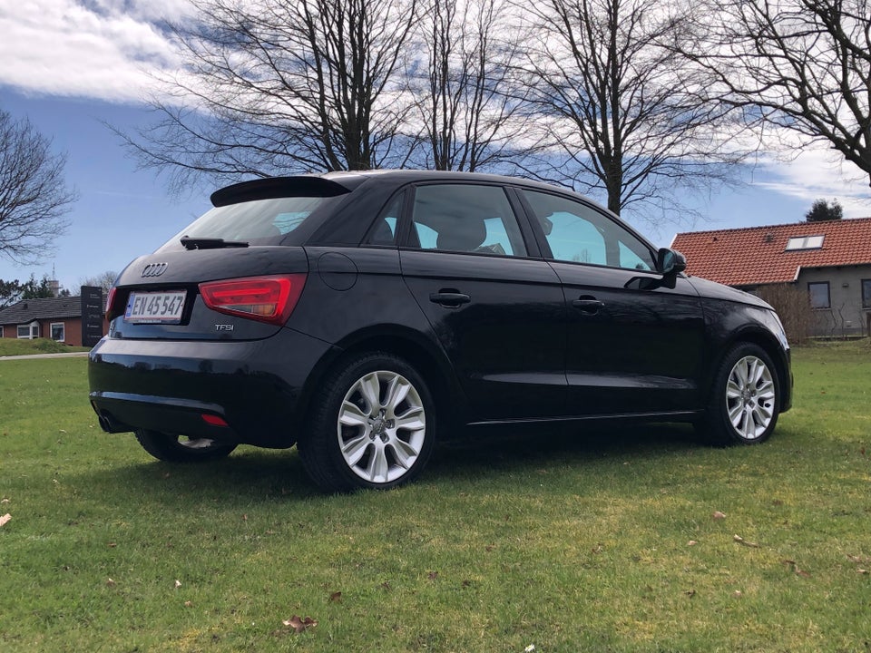 Audi A1 1,4 TFSi 122 Attraction Sportback 5d