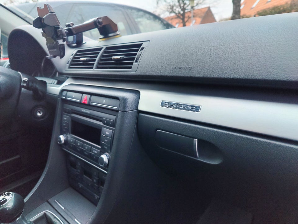 Audi A4 1,8 T 163 quattro 4d