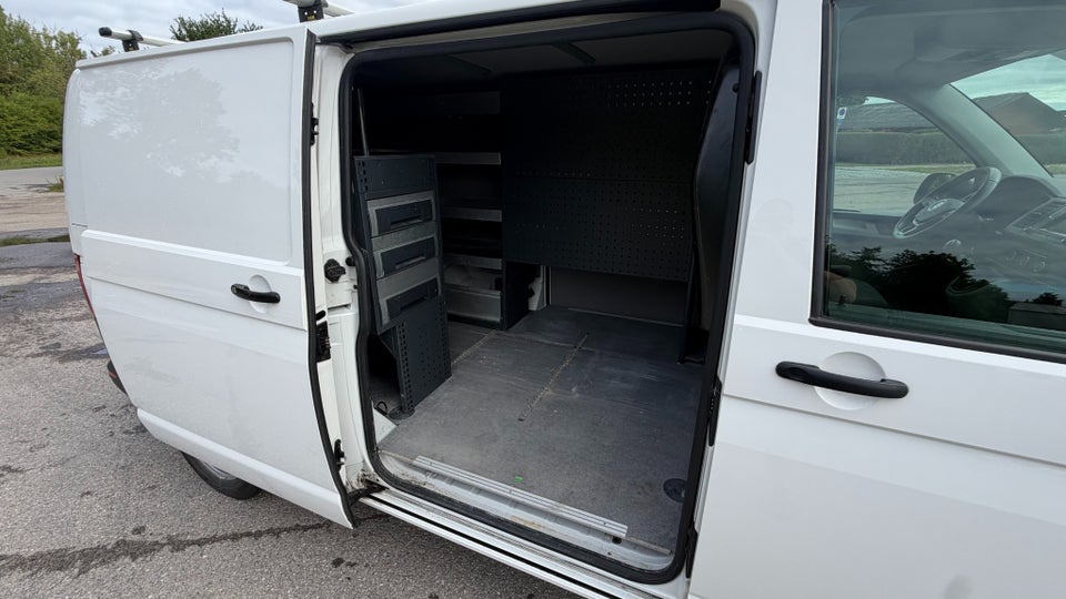 VW Transporter 2,0 TDi 102 Kassevogn lang