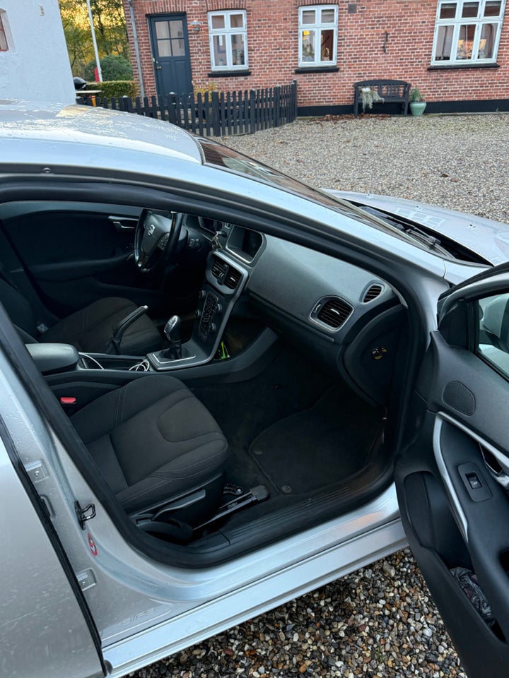 Volvo V40 2,0 D3 150 Momentum 5d