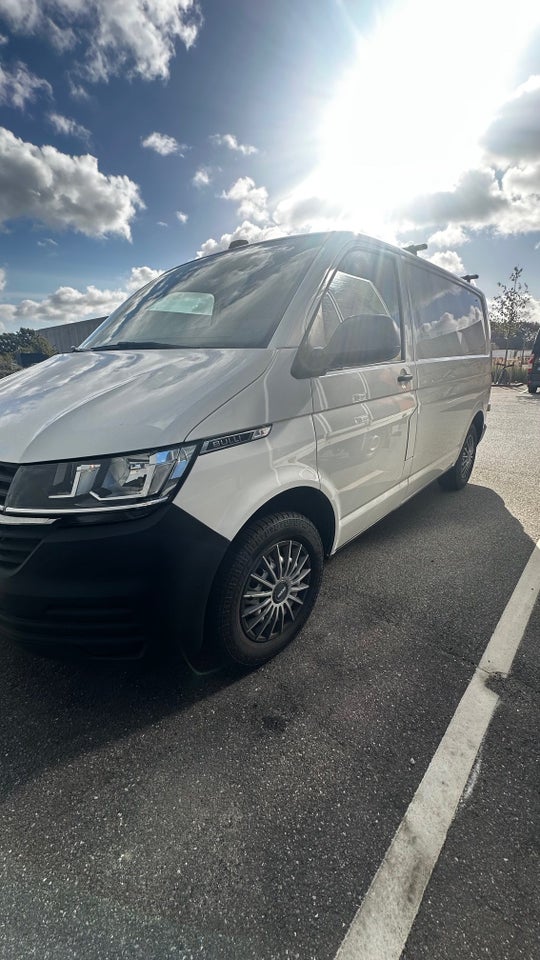 VW Transporter 2,0 TDi 110 Kassevogn kort