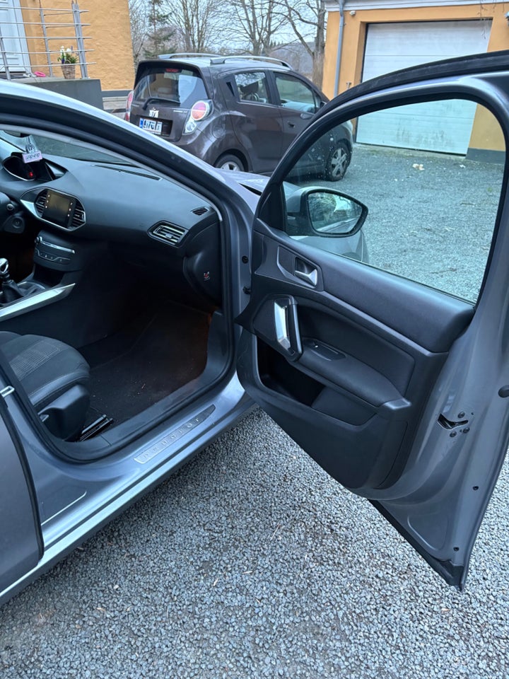 Peugeot 308 1,5 BlueHDi 130 Allure+ Sky SW 5d