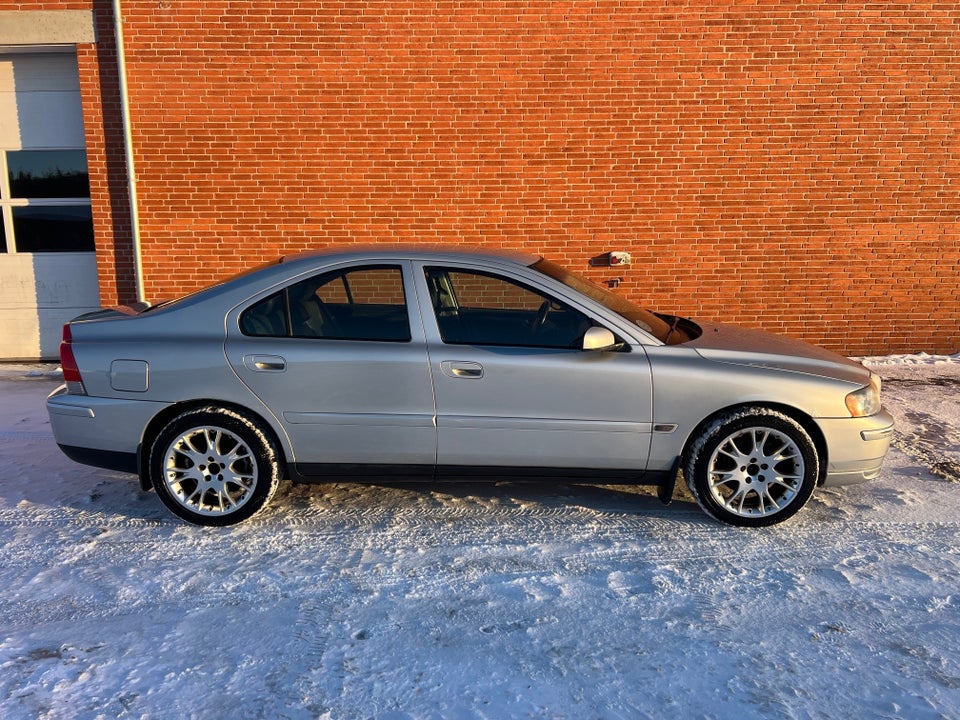 Volvo S60 2,4 170 Momentum 4d