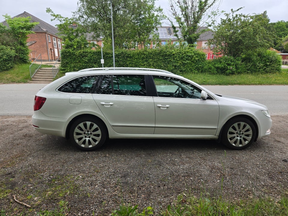 Skoda Superb 2,0 TDi 170 Elegance Combi DSG 5d