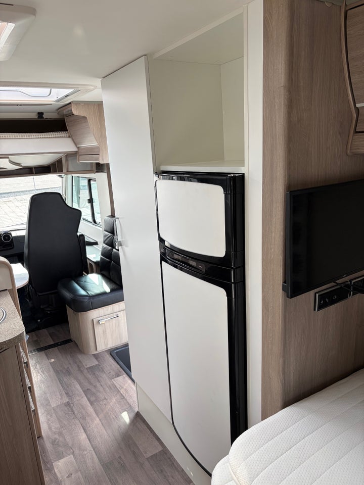 Mercedes Kabe 2,2 i810LT aut. 2d