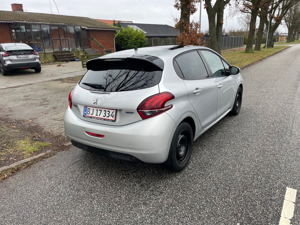 Peugeot 208 1,2 VTi 82 Chili Sky+ 5d