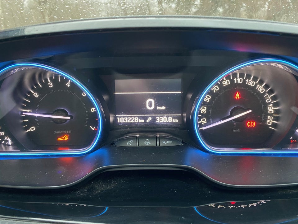 Peugeot 2008 1,2 e-THP 110 Selection Sky 5d