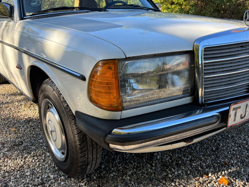 Mercedes 230 E 2,3 aut. 4d