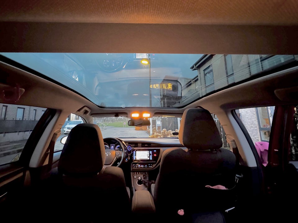 Toyota Auris 1,8 Hybrid H3 CVT Skyview 5d