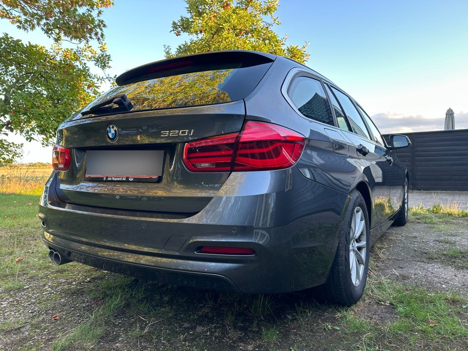 BMW 320i 2,0 Touring Executive aut. 5d